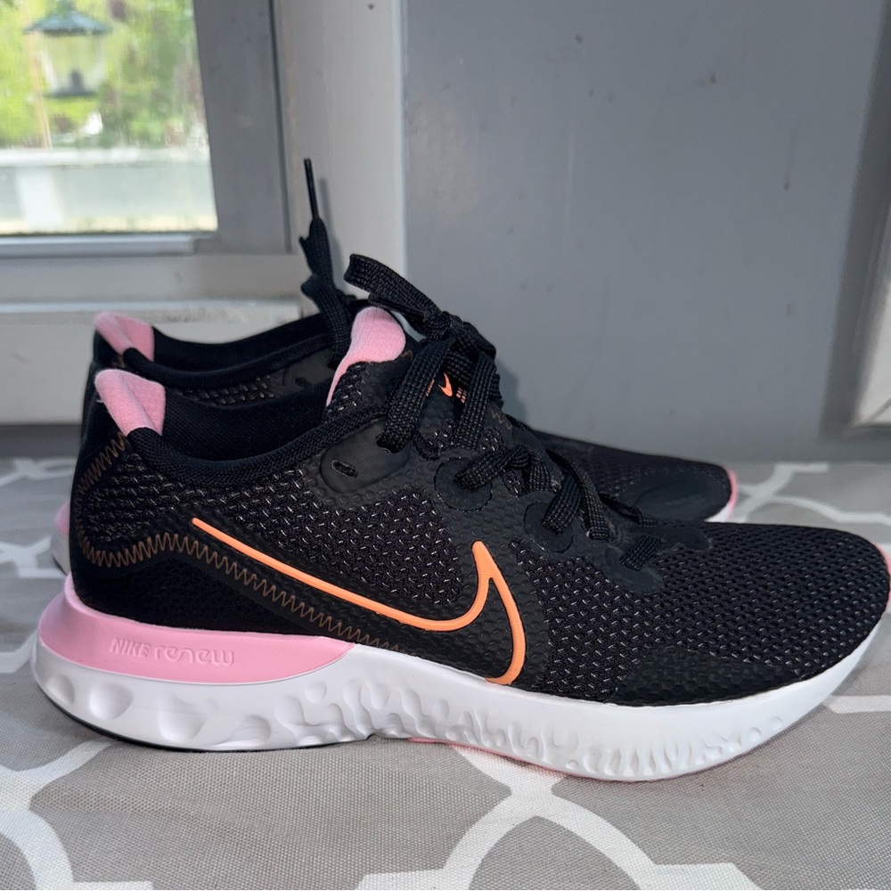 Size 9.5 Nike Renew. Worn once in house. NEW.